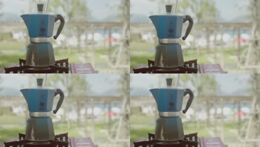 摩卡咖啡壶是传统的早上喝的饮品。高清在线视频素材下载