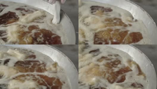 《大厨》的镜头是在滚烫的油里油炸油条高清在线视频素材下载