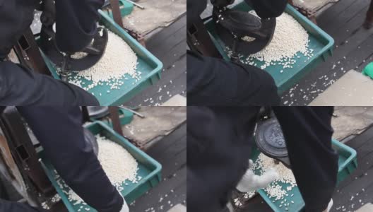 大田，韩国——2013年3月22日:大米被从机器中取出。还有烟冒出来。高清在线视频素材下载