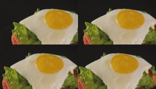 一个美味的新鲜三明治的特写，烤面包，绿色沙拉和鸡蛋高清在线视频素材下载