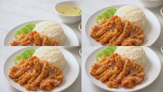 海南鸡饭配炸鸡或蒸鸡饭配炸鸡-亚洲风味高清在线视频素材下载