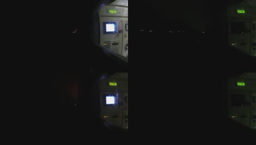 视角夜车疾驶，火车到站和离开站台，时间流逝，夜间灯光反射在火车的窗户高清在线视频素材下载