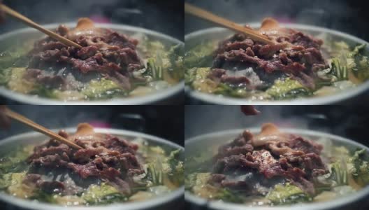 猪肉韩式烤肉放在热锅上，带有烟熏，慢动作高清在线视频素材下载