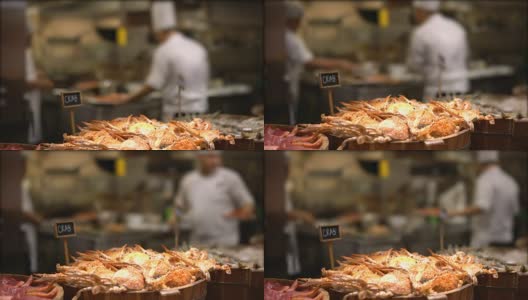 背景是加拿大龙虾，模糊的厨师在忙着做饭。高清在线视频素材下载