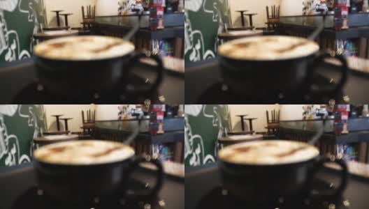 模糊失焦咖啡卡布奇诺在咖啡馆闪闪发光高清在线视频素材下载