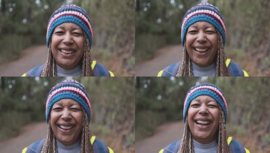 非洲高级妇女在徒步旅行期间对着镜头微笑高清在线视频素材下载