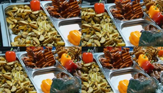 街边小吃柜台上有炸香肠、辣椒、蔬菜等产品。高清在线视频素材下载