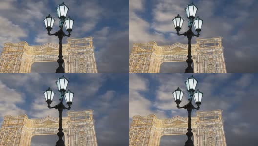 俄罗斯莫斯科市中心(夜间)的圣诞和新年假日照明(通往圣诞之旅的灯光门/拱门装置)高清在线视频素材下载
