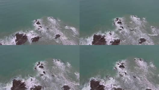 海浪撞击岩石的航拍高清在线视频素材下载