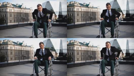 残疾人商人试图从户外轮椅上站起来高清在线视频素材下载