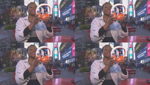 年轻的非洲裔美国妇女在纽约时代广场听着老式耳机，然后和你分享高清在线视频素材下载