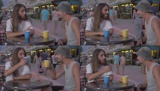 两个男人在街头咖啡馆聊天喝酒高清在线视频素材下载