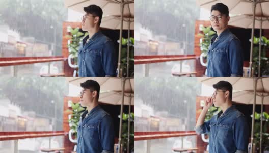 中景视频肖像一个人在户外看雨高清在线视频素材下载