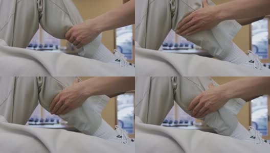 女性理疗师的手按摩男性小腿肌肉的特写高清在线视频素材下载