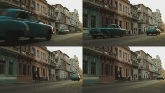 两辆老爷车驶过哈瓦那的一条老街高清在线视频素材下载