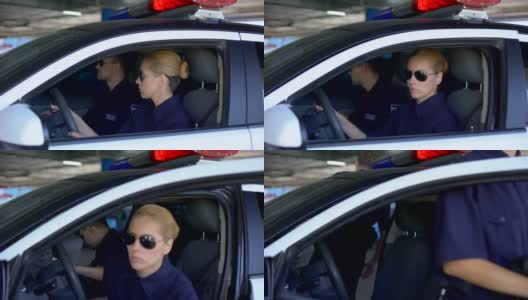 自信的警官戴着眼镜从车里走出来，准备检查公共秩序高清在线视频素材下载