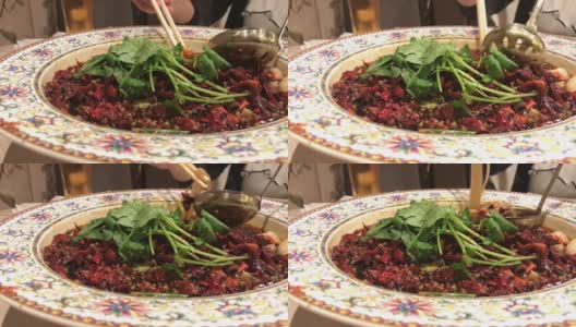 川菜水煮鱼辣椒面蔬菜高清在线视频素材下载