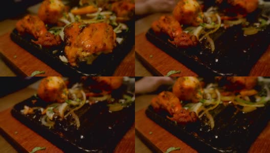 热盘子上的烤鸡，印度菜高清在线视频素材下载