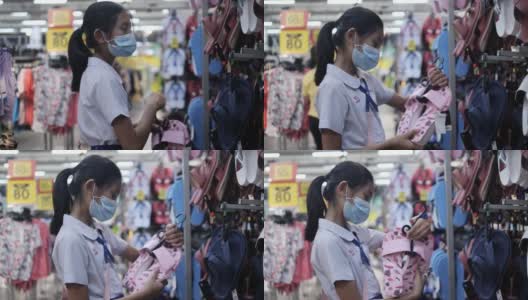 亚洲女学生戴口罩，在超市的零售商店选购商品，新的正常生活理念。高清在线视频素材下载