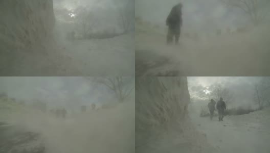 在暴风雪中行走高清在线视频素材下载