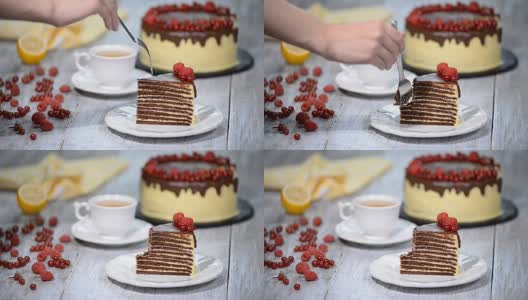 巧克力蜂蜜层蛋糕Medovik。一块巧克力蜂蜜蛋糕。高清在线视频素材下载