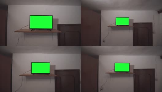 在一间又旧又黑的房间里有绿色屏幕的电视高清在线视频素材下载