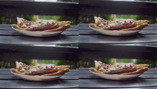 切好的热披萨，配上芝士、肉、蘑菇和西红柿高清在线视频素材下载