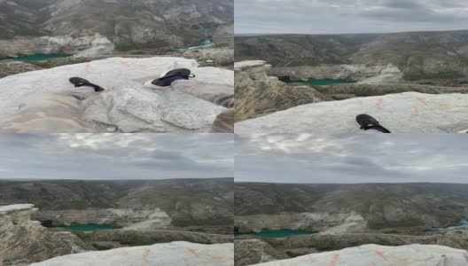 这是一个徒步旅行者在峡谷顶上的极限冒险，景色令人叹为观止。高清在线视频素材下载