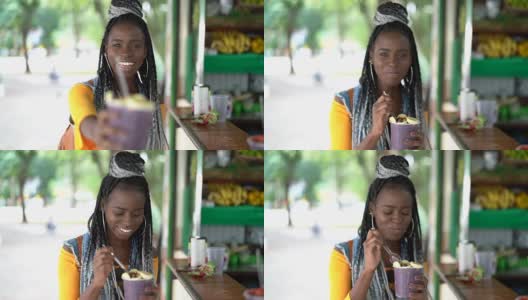 巴西女孩在吃Açai巴西莓碗高清在线视频素材下载