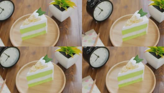 绿茶蛋糕抹茶绿茶奶油蛋糕放在木桌上休息的时候，摄影车从右向左拍摄高清在线视频素材下载