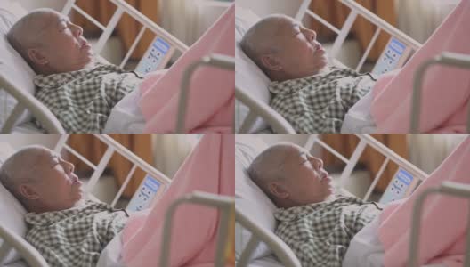 亚洲华人老年男性患者因疼痛躺在医院病房卧床休息高清在线视频素材下载