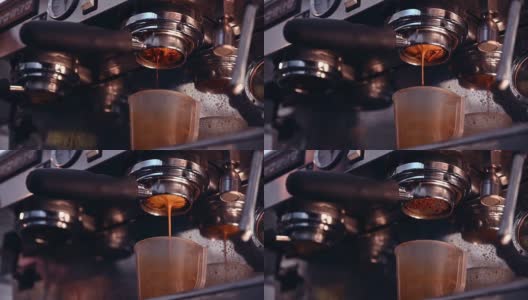 浓缩咖啡机制作浓缩咖啡与一个“裸体”门户过滤器，直接高压热水通过咖啡冰球。高清在线视频素材下载
