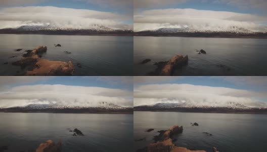 东部Eskifjordur冰岛。无人机在低云中飞过峡湾高清在线视频素材下载