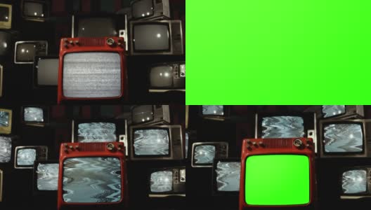 一堆带有噪音静电和一个电视绿色屏幕的老式电视机。放大到绿色屏幕。高清在线视频素材下载