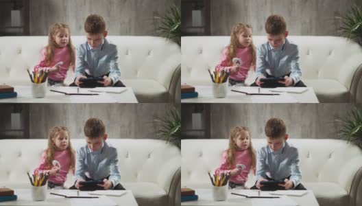 小男孩和妹妹在家看网上课程高清在线视频素材下载