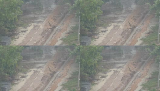 雨在泰国。芭堤雅街上的热带雨高清在线视频素材下载