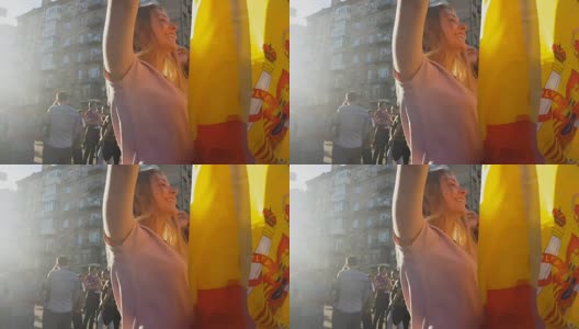 西班牙球迷拿着国旗跳起来庆祝国家足球队的胜利高清在线视频素材下载