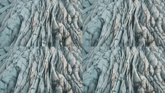 鸟瞰图的白色冰川与黑色的灰烬山脊。冰岛国家公园的风景冰山高清在线视频素材下载
