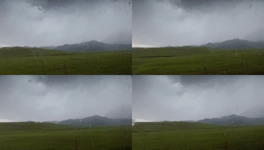 汽车在雨天行驶在山路上，新疆，中国。高清在线视频素材下载