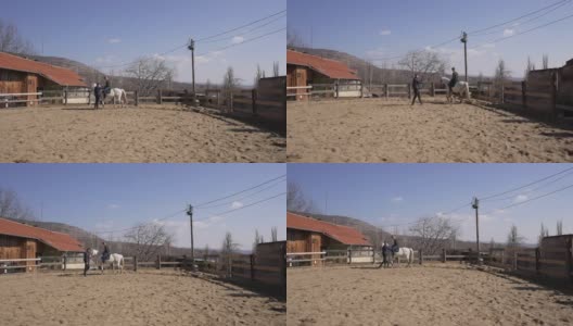 快乐的游客在动物救援中心学习如何骑马，同时志愿帮助他高清在线视频素材下载