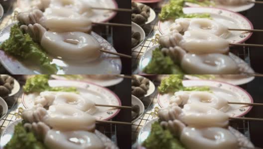 特写生鱿鱼串烤鱿鱼摊上的菜-泰国街头食品高清在线视频素材下载