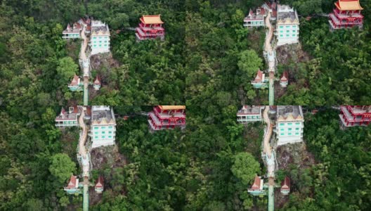 龙像与寺庙和红色神社在热带雨林的山在Wat Ban Tham高清在线视频素材下载