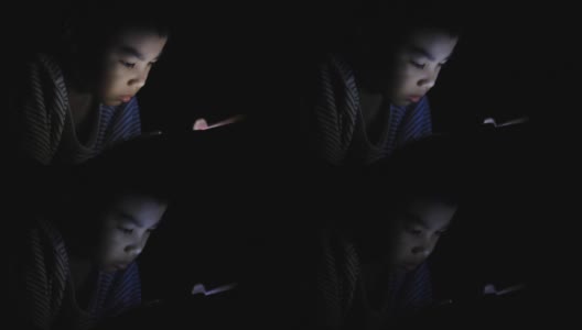 男孩在暗室里用智能手机太久了高清在线视频素材下载
