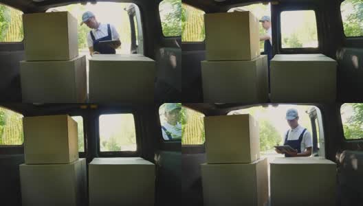 快递员用电子平板电脑跟踪包裹的装载情况高清在线视频素材下载