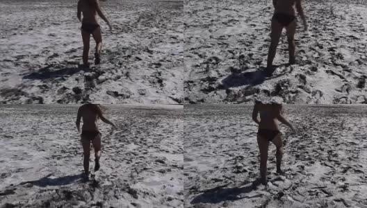 盐湖泥里有人类脚印高清在线视频素材下载