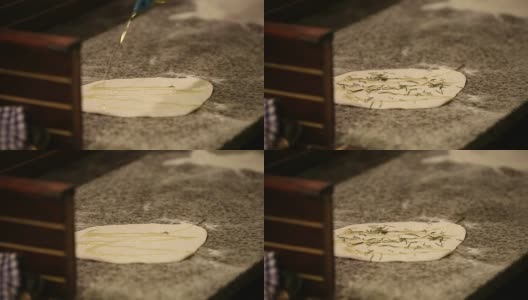 面包师用手在桌上揉面粉高清在线视频素材下载