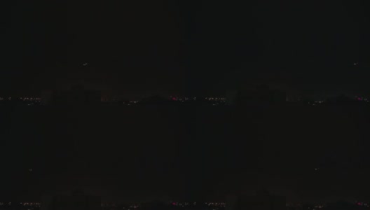 在吉达al marwah，紫光雷暴笼罩着城市高清在线视频素材下载