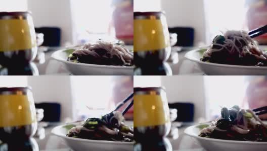 用筷子吃日本米粉韩国米粉紫菜蒸背光高清在线视频素材下载