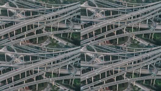 复杂立交桥及繁忙交通的天桥鸟瞰图高清在线视频素材下载