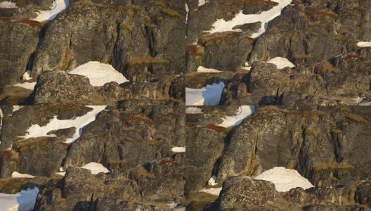 格陵兰岛北冰洋岩石之间的冰山高清在线视频素材下载